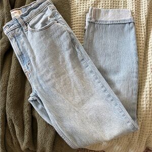 Abercrombie& Fitch Women’s Jeans
The 90’s Straight Ultra High Rise